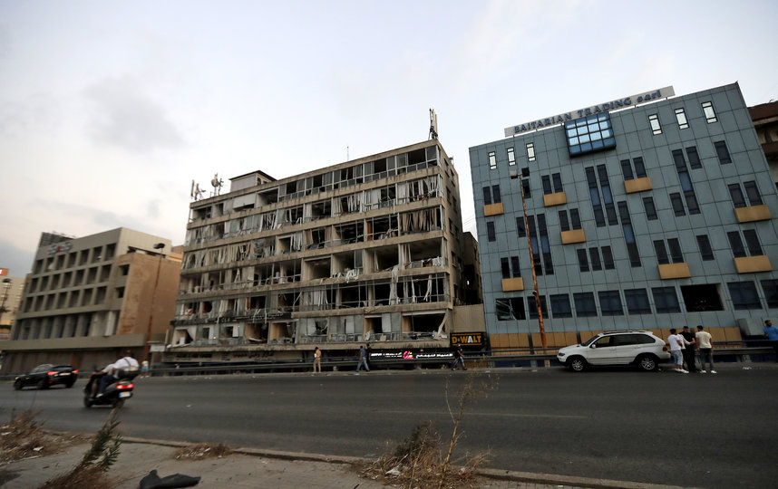 В нескольких километрах от эпицентра взрывной волной выбило стёкла. Фото AFP