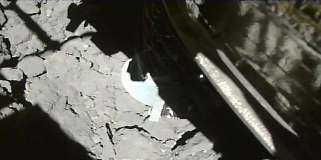 Фотография, сделанная зондом "Хаябуса-2" спустя несколько секунд после приземления на астероид.