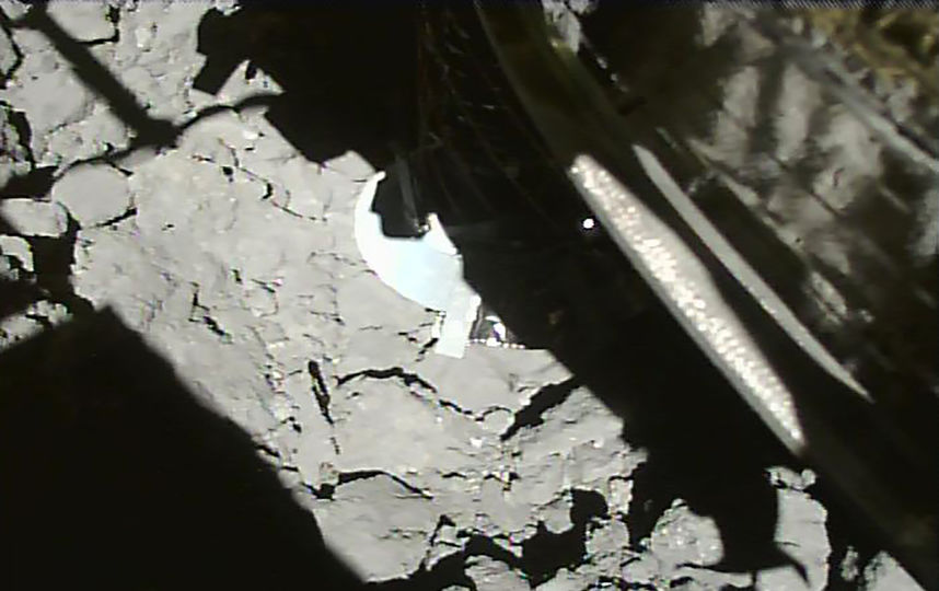 Фотография, сделанная зондом "Хаябуса-2" спустя несколько секунд после приземления на астероид. Фото AFP