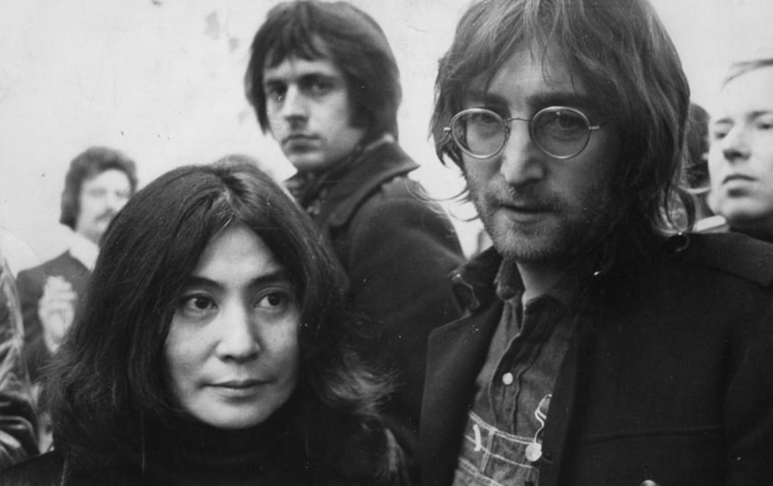 "Я застрелил его и заслуживаю казни": убийца Джона Леннона извинился перед его вдовой