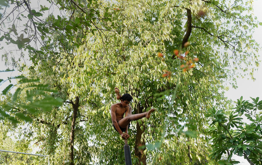 Индийские спортсмены занимаются маллакхамбой. Фото AFP