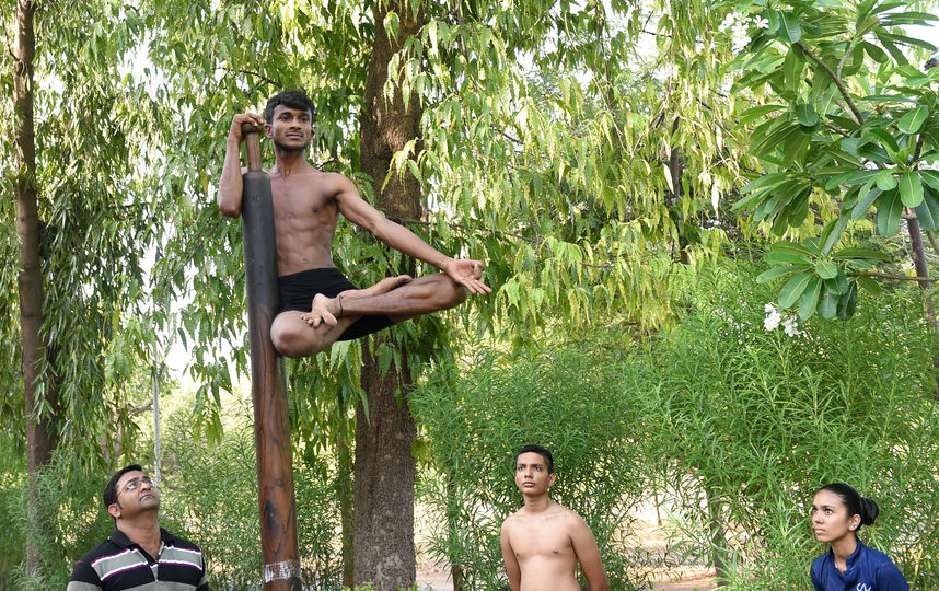 Индийские спортсмены занимаются маллакхамбой. Фото AFP