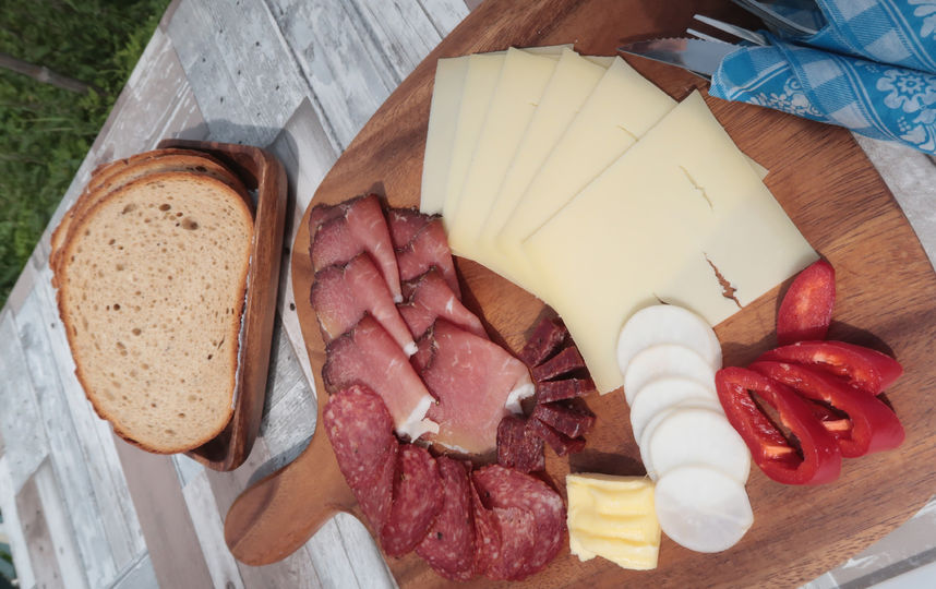 Жирная пища животного происхождения повышает уровень холестерина в крови. Фото Getty