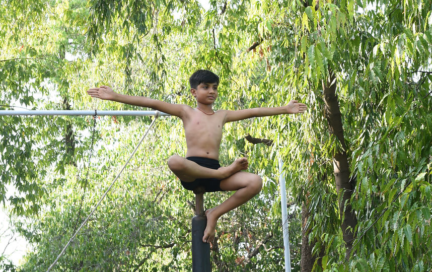 Индийские спортсмены занимаются маллакхамбой. Фото AFP