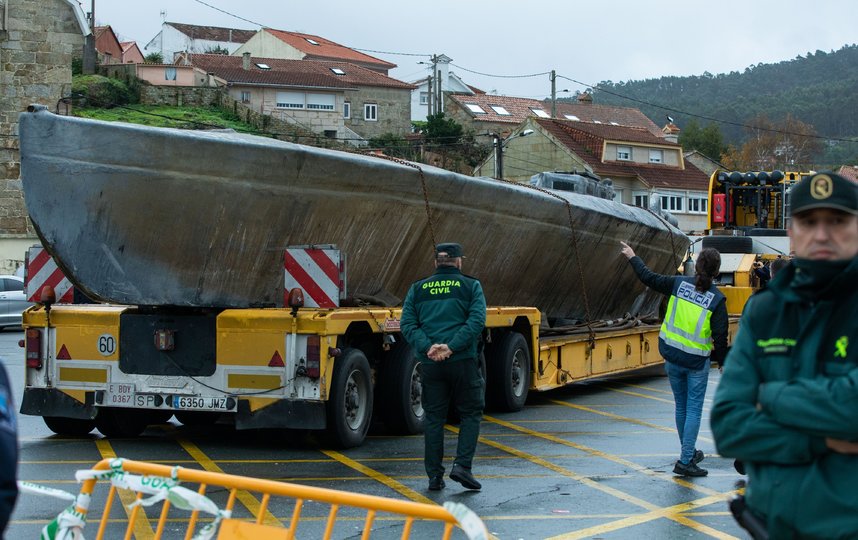 Задержанную в Испании подлодку с 3 тоннами кокаина на борту доставили в порт города Альдан