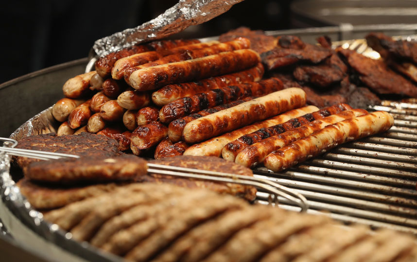 Жирная пища животного происхождения повышает уровень холестерина в крови. Фото Getty