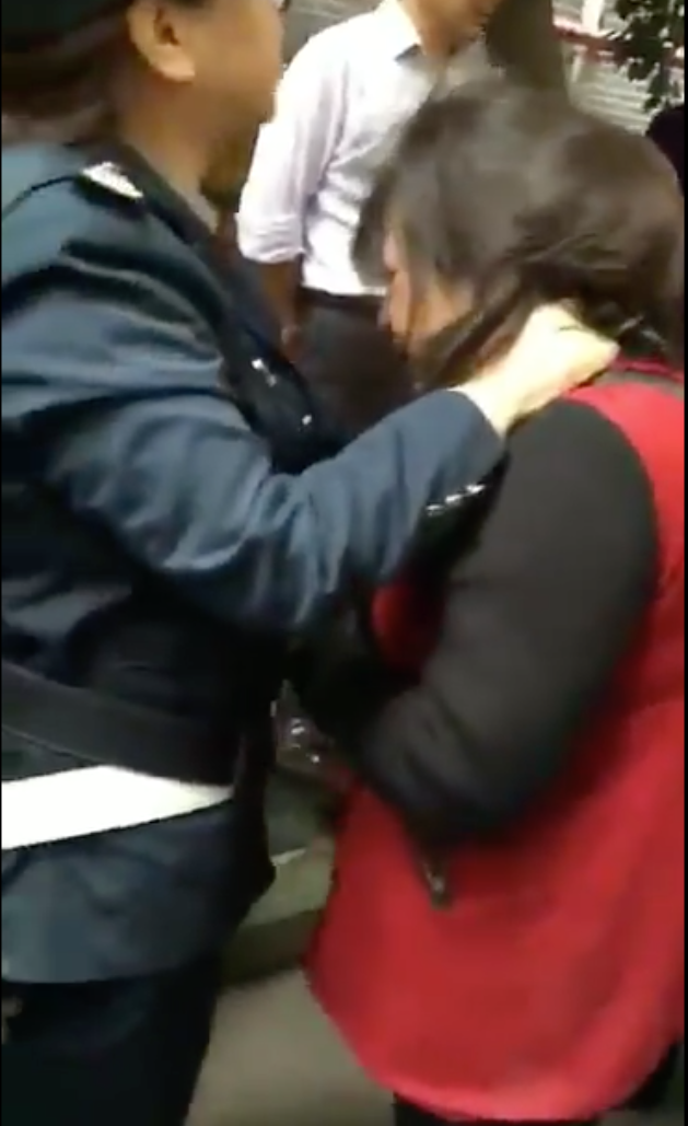 Женщина, напавшая на воспитанников детского сада. Фото twitter.com/CQQiJing