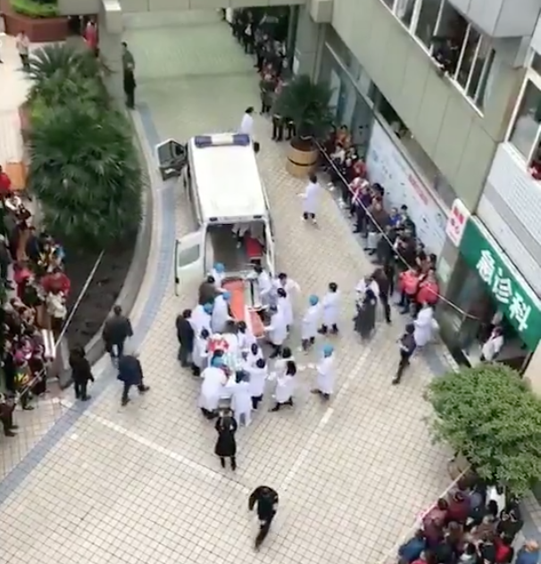 Медики оказывают помощь пострдавшим детям. Фото twitter.com/CQQiJing