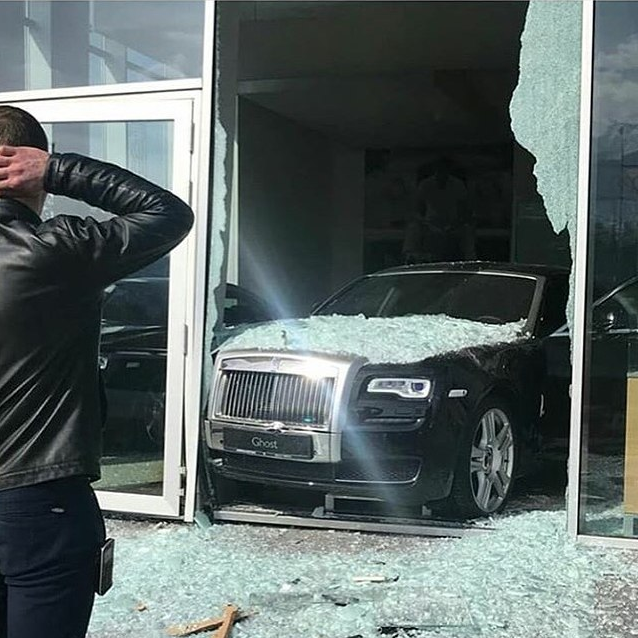 Житель Алма-Аты протаранил витрину автосалона на новеньком Rolls-Royce. Видео