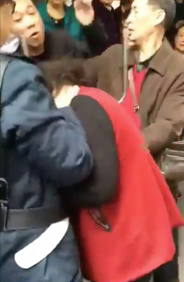 Женщина, напавшая на воспитанников детского сада. Фото twitter.com/CQQiJing