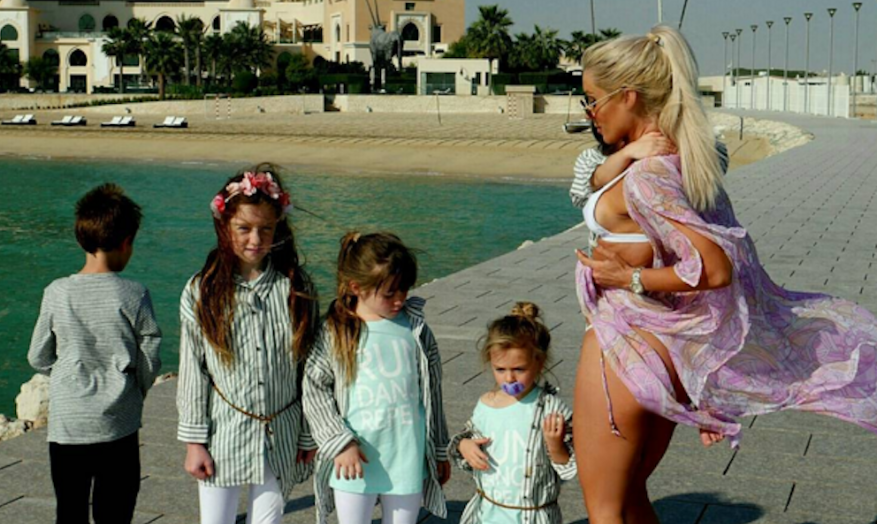 Фото из семейного архива. Фото Instagram/simonegatelyfitmum5