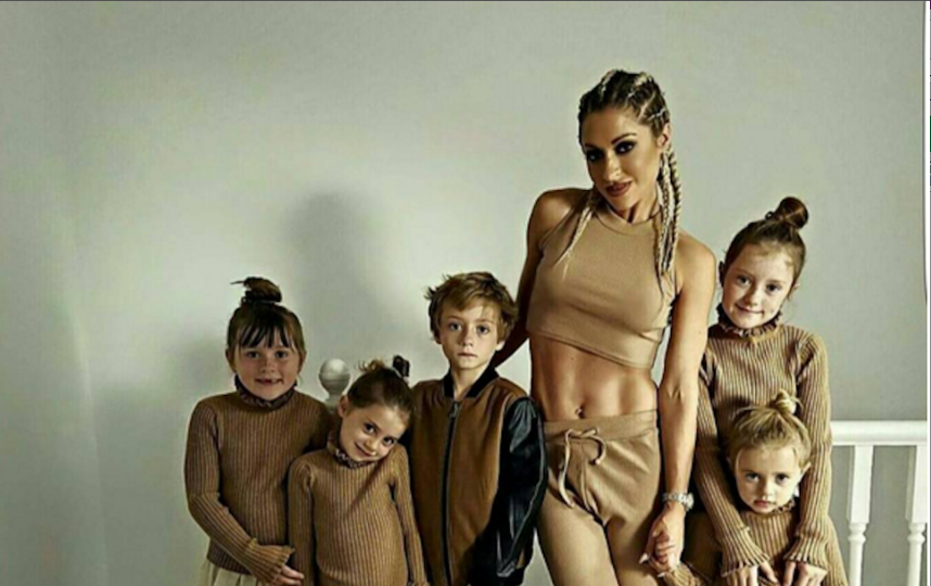 Фото из семейного архива. Фото Instagram/simonegatelyfitmum5