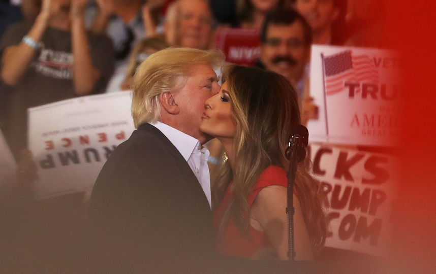 Поцелуи Дональда и Мелании Трамп во Флориде. Фото AFP