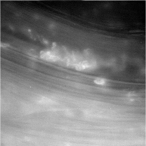 Зонд "Кассини" передал на Землю снимки Сатурна в рекордных деталях
