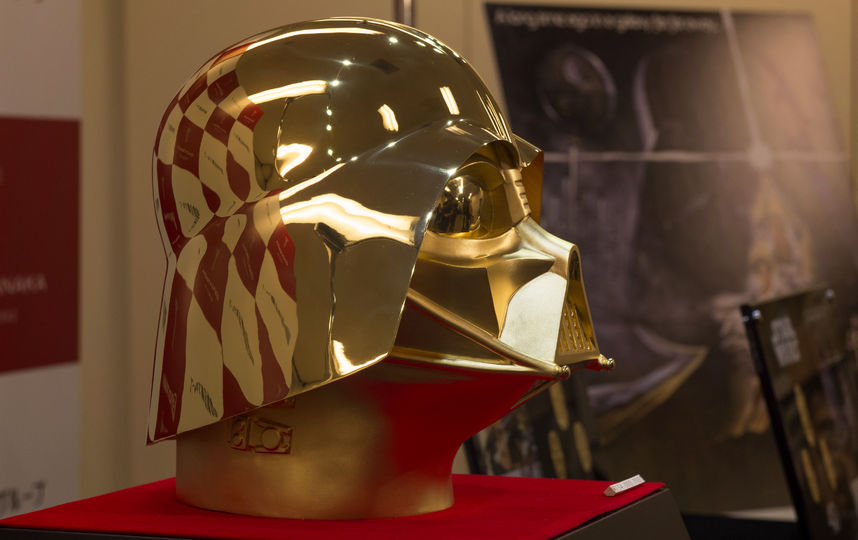 Золотая маска Дарта Вейдера. Фото AFP