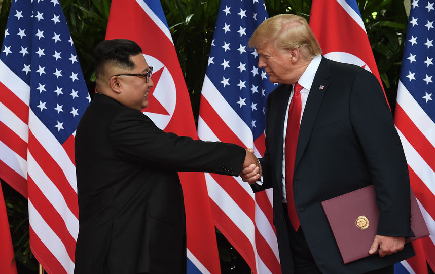 Рукопожатие Ким Чен Ына и Дональда Трампа. Остров Сентоса, Сингапур, 12 июня 2018 года. Фото AFP