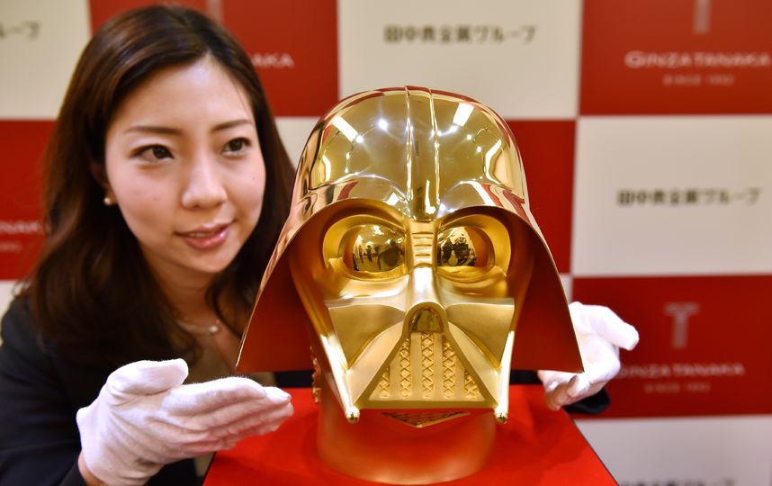 Золотая маска Дарта Вейдера. Фото AFP