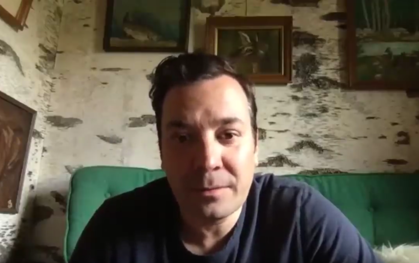 Адам Сэндлер стал гостем "домашней версии" передачи The Tonight Show. Фото скриншот: youtube.com/watch?time_continue=84&v=F1axBGWFm4U&feature=emb_title