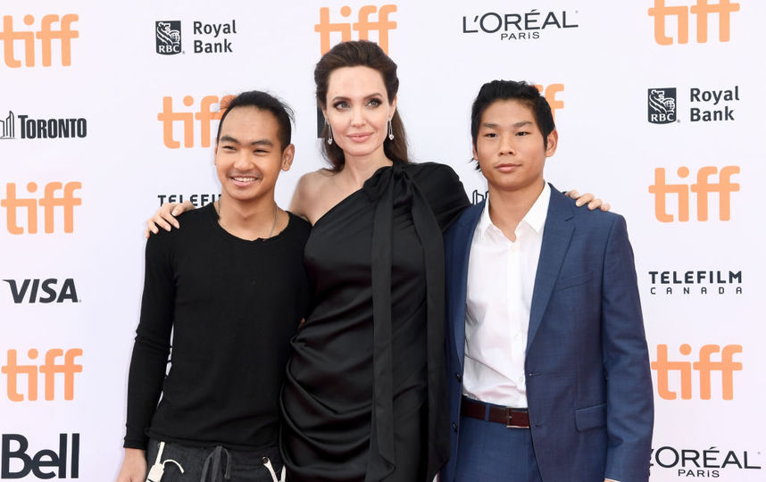 Мэддокс Джоли-Питт, Анджелина Джоли, Пакс Джоли-Питт. Фото Getty