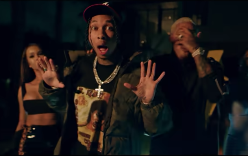 Клип майка. Tyga Цой футболка. Tyga рэпер с клипа. Рэпер в футболке с Цоем. Клип организация кадры.