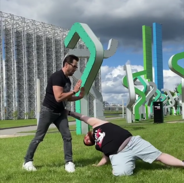 Артур Пирожков и Пухляш сошлись в танцевальном баттле. Фото скриншот: instagram.com/arthurpirozhkov/