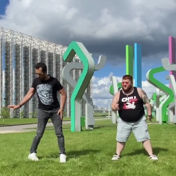 Артур Пирожков и Пухляш сошлись в танцевальном баттле. Фото скриншот: instagram.com/arthurpirozhkov/
