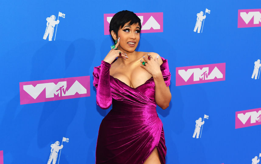 Аппетитная грудь, роскошная фигура: наряд Cardi B на MTV Video Music Awards поразил Сеть