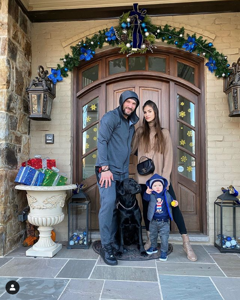 Александр Овечкин и Анастасия Шубская с сыном. Фото скриншот instagram.com/nastyashubskaya/