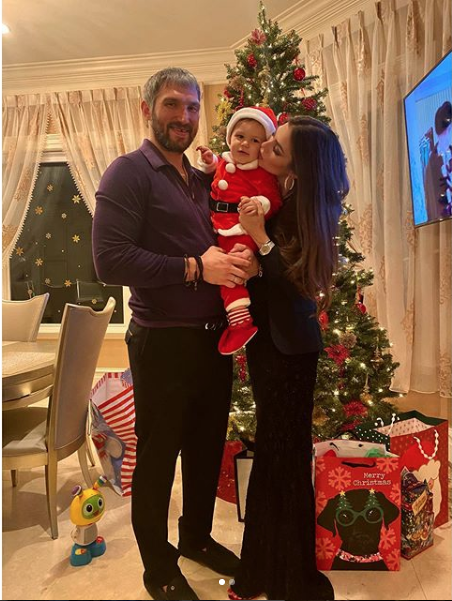 Александр Овечкин и Анастасия Шубская с сыном. Фото скриншот instagram.com/nastyashubskaya/