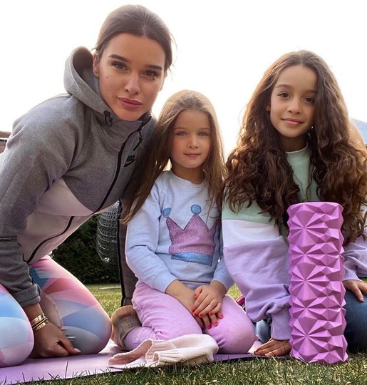 Ксения с дочками. Фото instagram.com/borodylia.