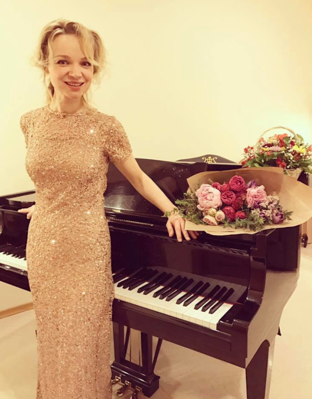 Виталина Цымбалюк-Романовская и Армен Джигарханян. Фото https://www.facebook.com/vitalina.romanovskaya