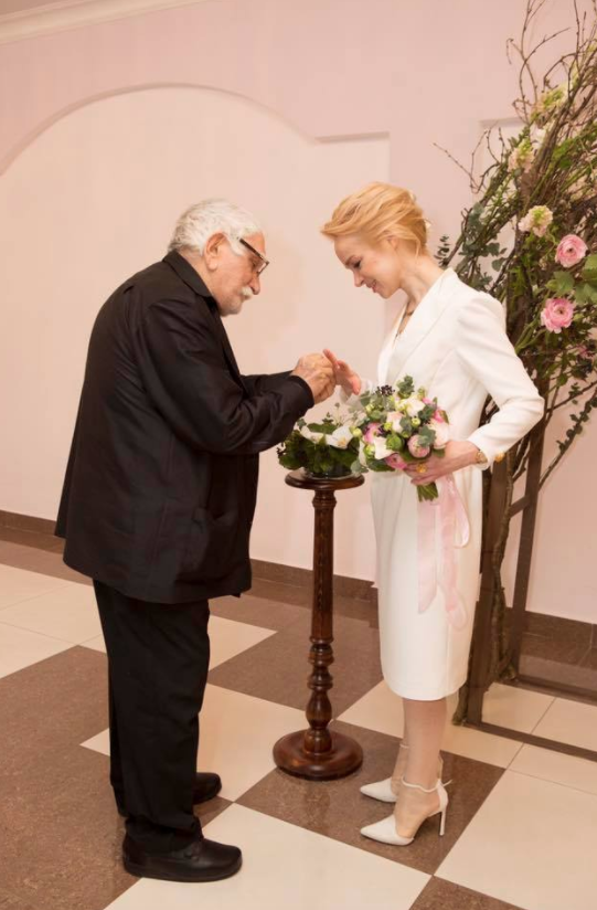 Виталина Цымбалюк-Романовская и Армен Джигарханян. Фото https://www.facebook.com/vitalina.romanovskaya