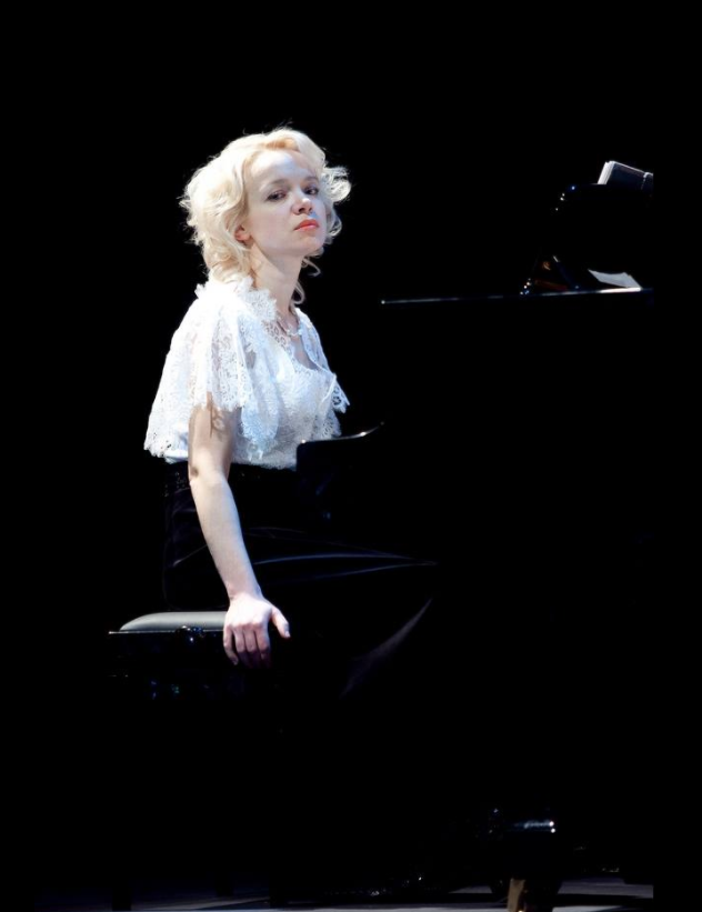 Виталина Цымбалюк-Романовская и Армен Джигарханян. Фото https://www.facebook.com/vitalina.romanovskaya