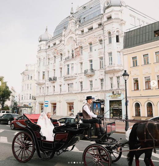 На венчание молодые ехали в карете. Фото скриншот instagram @we_production_