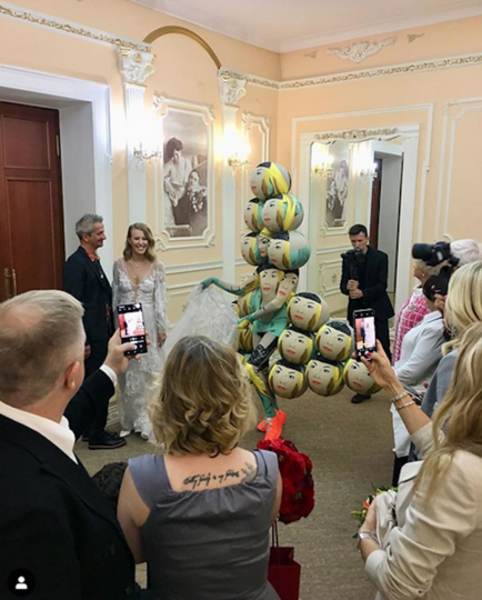 Одним из свидетелей пары в загсе стал художник Андрей Бартенев, нарядившийся в свои знаменитые «Пузыри надежды». Фото скриншот instagram @andreybartenev