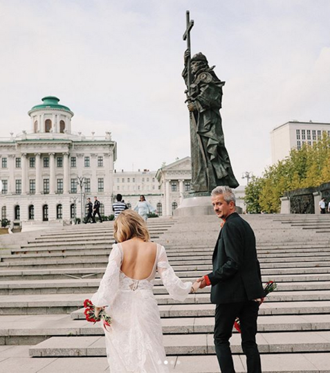 Возложение цветов тоже было. Но не к Вечному огню, а к памятнику-новоделу – князю Владимиру. Фото скриншот instagram @xenia_sobchak