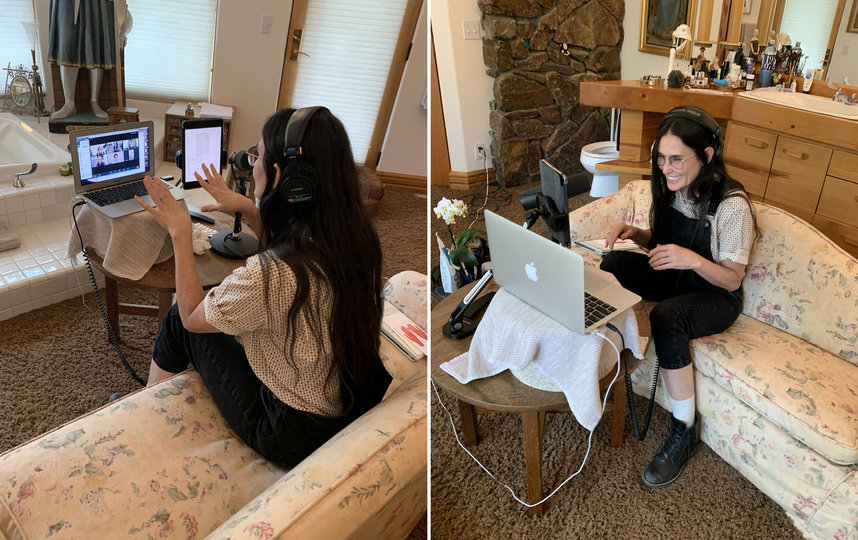 Деми Мур записывает подкаст из ванной комнаты. Фото twitter.com/justdemi