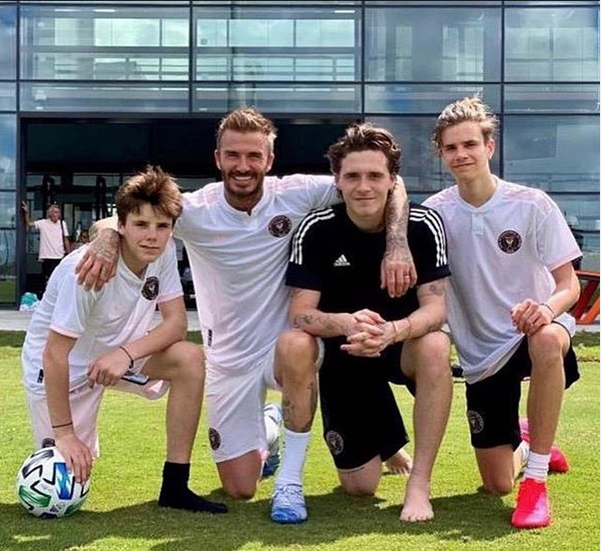 Дэвид Бекхэм с сыновьями. Фото скриншот: instagram.com/cruzbeckham/