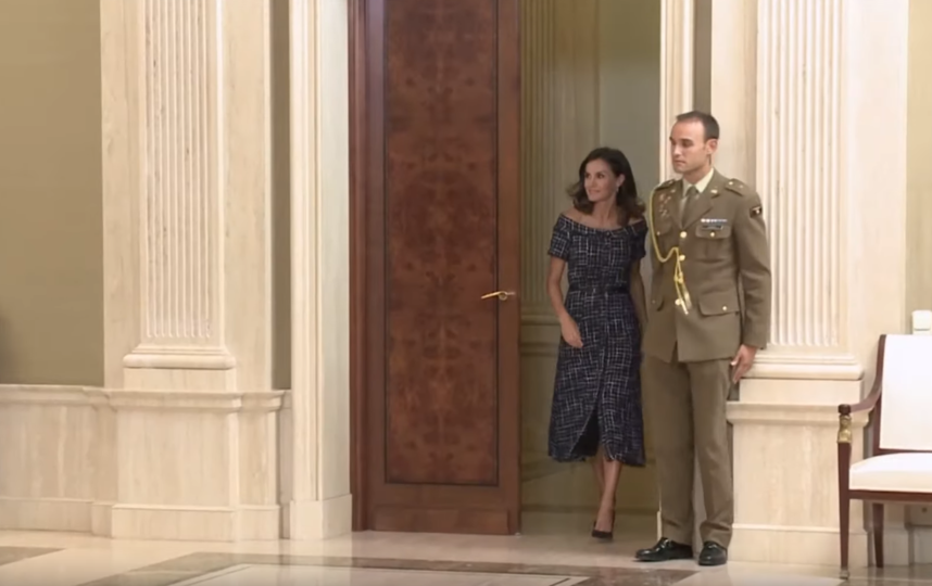 Для приёма во дворце королева Летиция выбрала демократичный наряд. Фото Скриншот https://www.youtube.com/watch?v=VaVMLV7VwAM, Скриншот Youtube