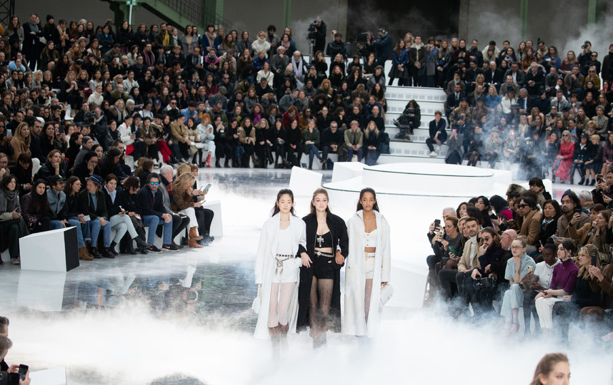 Джиджи Хадид (в центре). Показ Chanel. Фото Getty