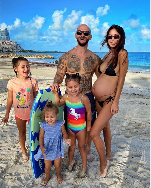 Джиган и Оксана Самойлова с детьми. Фото скриншот instagram.com/iamgeegun/?hl=ru