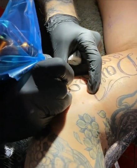 Джигану набивают татуировку. Фото скриншот https://www.instagram.com/iamgeegun/?hl=ru