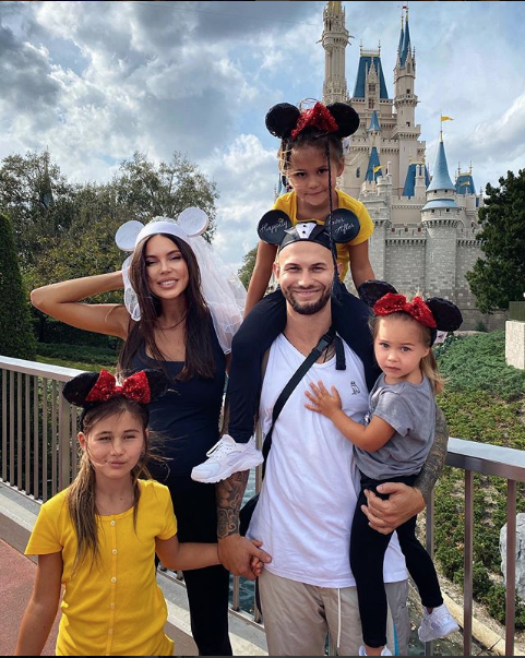 Джиган и Оксана Самойлова с детьми. Фото скриншот instagram.com/iamgeegun/?hl=ru