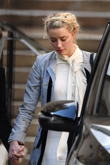 Эмбер Хёрд у здания суда в Лондоне. Фото AFP