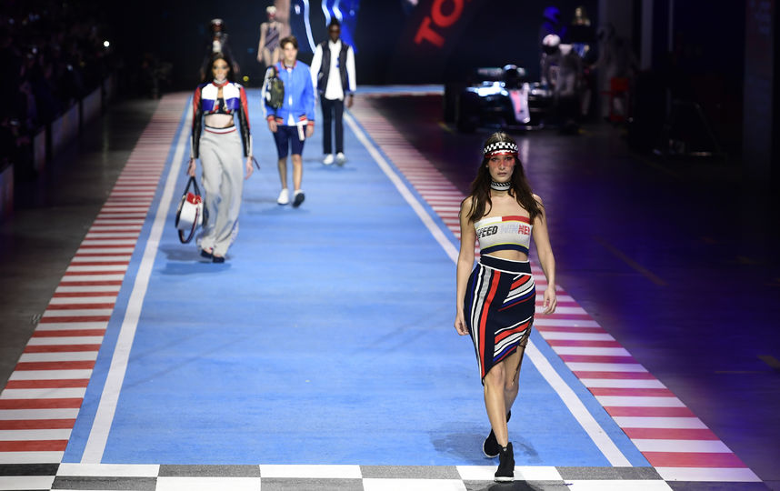 Джиджи и Белла Хадид на показе Tommy Hilfiger в Милане. Фото