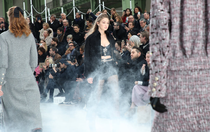 Джиджи Хадид. Показ Chanel. Фото Getty