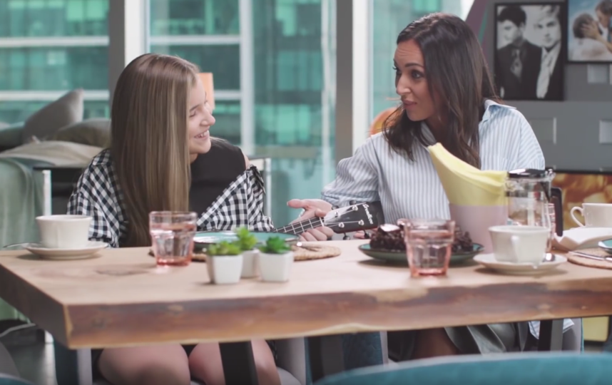 Кадр из шоу "Пятница с Региной". Фото скриншот: youtube.com/watch?v=T_oWNWMtbz0