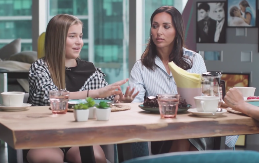 Кадр из шоу "Пятница с Региной". Фото скриншот: youtube.com/watch?v=T_oWNWMtbz0