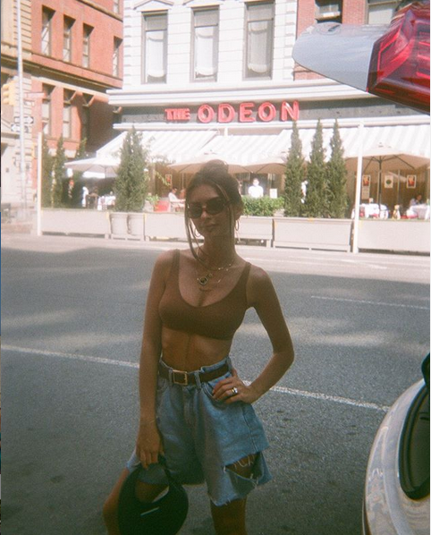 Эмили Ратаковски. Фото скриншот: instagram.com/emrata/