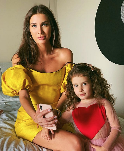 Кети Топурия и Оливия. Фото скриншот: instagram.com/keti_one_official/
